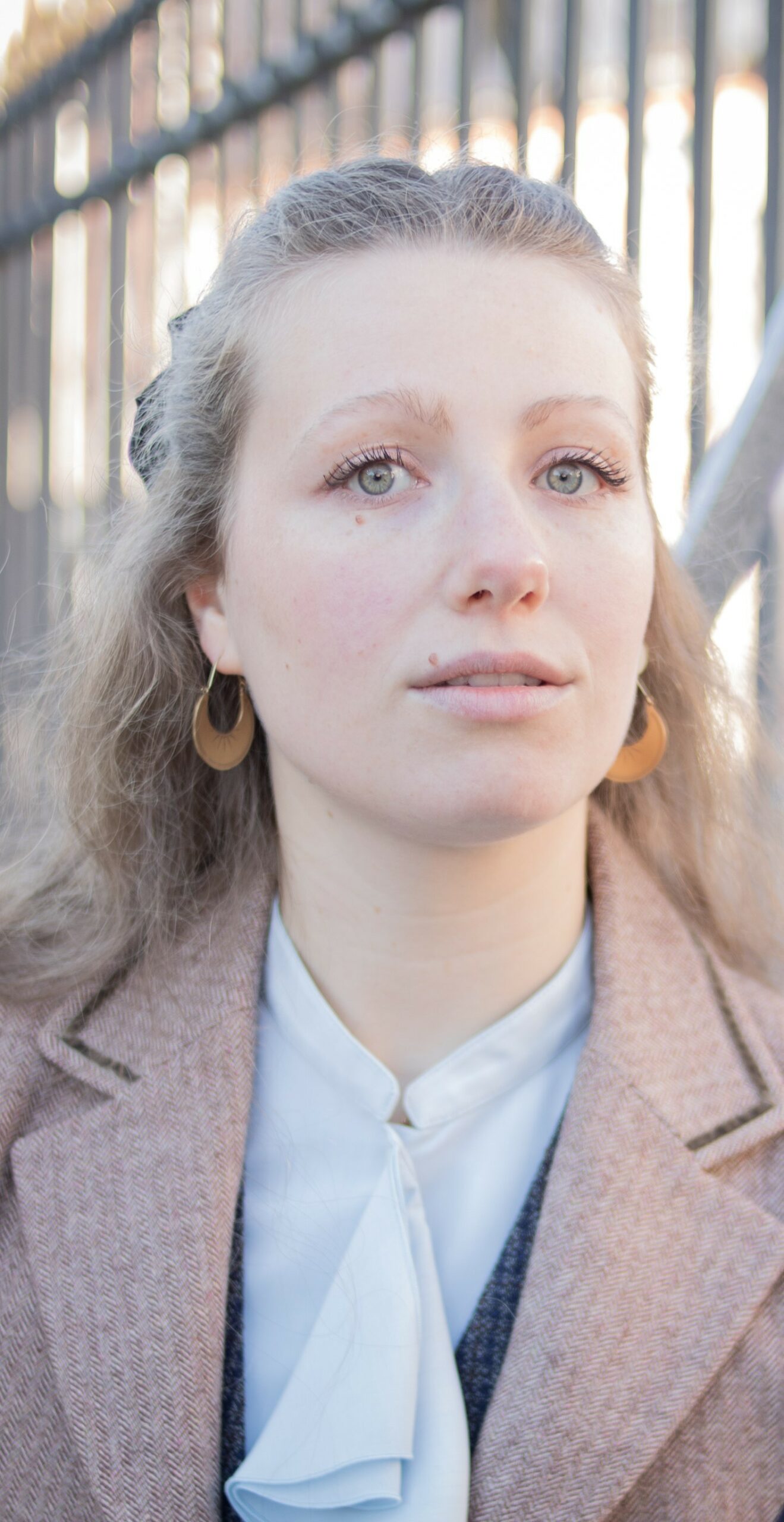 Formée au Conservatoire de Toulouse, Coline Bouton se forme au chant lyrique avant de se spécialiser en style baroque et musique contemporaine. Elle prête sa voix à diverses œuvres aux variées telles que pièces théâtrales ou créations, toujours curieuse d'aller plus loin dans l'expressivité à travers les époques et les styles. Amoureuse du chœur de chambre, elle se produit aux côtés d'ensembles comme Antiphona, Le Transcontemporain, ou encore le Chœur de Chambre de Toulouse. Elle crée le duo Corps&Âme avec le pianiste Henri Besançon, abordant par la mélodie et le lied les questionnements éternels de l'homme qui voyage. 